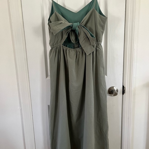 BBMW sage green tie back dress- Size Large - Picture 6 of 6